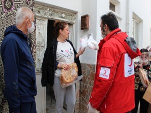 Bu Kez Sıcak Pidenin Yanında Maske Ve Dezenfektan Dağıttılar