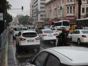 Kısıtlamanın Ardından İzmir’de İlk İş Gününde Yoğun Trafik