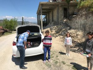 Müdür Ve Öğretmenler, Öğrencilerine Evlerinde Kitap Dağıttı