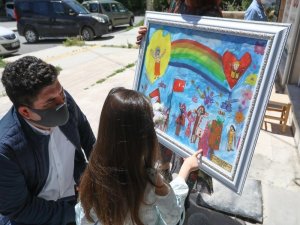 Minik Eller Zübeyde Ana’yı Resmetti