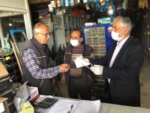 Ak Parti Sarıgöl İlçe Teşkilatı Esnafa Maske Dağıttı