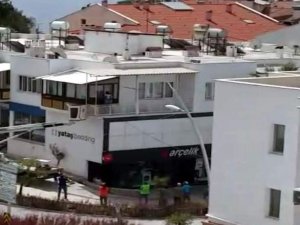 Annenin Sorumsuzluğu Pes Dedirtti, Küçük Bebek 1 Saat Balkonda Ağladı