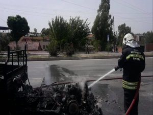 Kamyonet Seyir Halindeyken Alev Aldı
