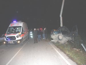 Otomobil Elektrik Direğine Çarptı: 1 Ölü, 1 Yaralı