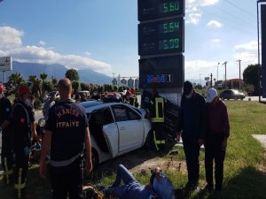 Otomobil Benzin İstasyonu Tabelasına Çarptı: 1 Ölü, 2 Yaralı