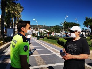 Marmaris Polisi Sokağa Çıkan Yaşlılara Su Dağıttı