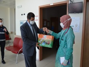 Demirci’de Sağlıkçılara Bayram Hediyesi