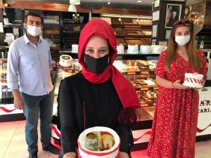 Anaokulu Müdüründen Evden Çıkamayan Çocuklara Pasta Sürprizi