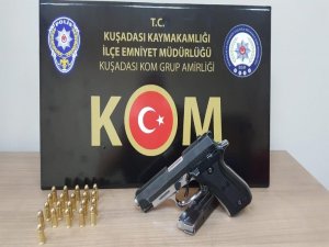 Kuşadası’nda Şüpheli Araçtan Ruhsatsız Silah Ve Mermi Çıktı
