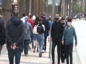 4 Günlük Kısıtlama Sonrası Vatandaşlar Cadde Ve Sokaklara Akın Etti