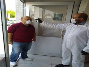 Selendili Berber Müşterilerinin Ateşini Ölçerek Tıraş Ediyor