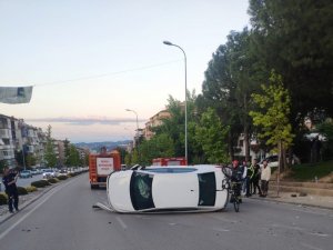 Aydınlatma Direğine Çarpıp Yan Yatan Otomobilden Burnu Dahi Kanamadan Çıktı