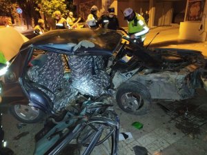 Ağaca Çarpan Otomobil Hurdaya Döndü: 1 Ölü, 2 Yaralı