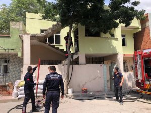 Manisa’da İki Katlı Bir Evin İkinci Katında Yangın Çıktı