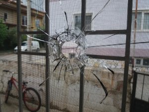 Uyandıklarından Evlerinin Duvarındaki Mermiyi Görünce Şoka Girdiler