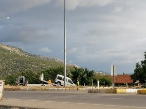 Hafif Ticari Araç Şarampole Devrildi: 2 Yaralı