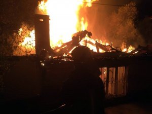 Alevler Geceyi Aydınlattı, Ev Tamamen Yandı