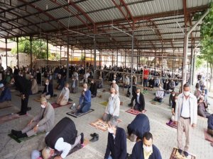 Sarıgöl’de Cuma Namazı Kapalı Pazar Yerinde Kılındı