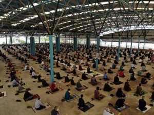 Denizli’de Yüzlerce Kişi 74 Gün Sonra Cuma Namazı İçin Buluştu