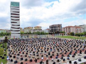 Uşak’ta 74 Gün Aradan Sonra Sosyal Mesafeli Namaz Kılındı