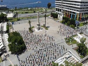İzmirliler Cuma Namazını Konak Meydanı’nda Kıldı