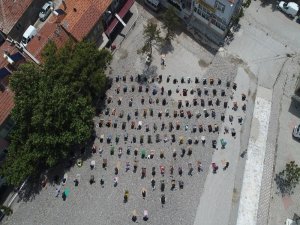 Meydanda Saf Tutup Cuma Namazını Kıldılar