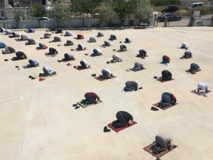 Çeşme’de Sosyal Mesafeli İlk Cuma Namazı