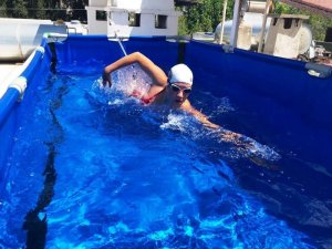 3 Metrelik Havuzda Kilometrelerce Yüzüyor