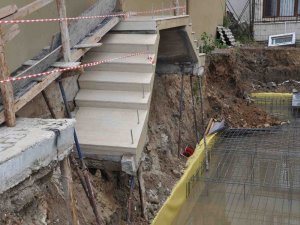 İzmir’de Sağanak Yağış Sonrası 2 Apartmanın Girişinde Çökme Meydana Geldi