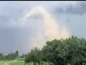 Önce Gökyüzünde Hortum Görüldü, Sonra Çatılar Yerle Bir Oldu