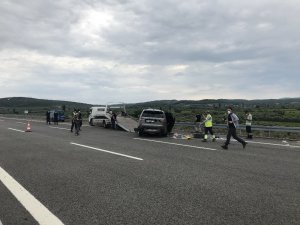 Ünlü Şarkıcı Alişan Bugün Öğleden Sonra Ailesiyle Birlikte Şahsi Otomobile İstanbul’dan İzmir’e Giderken Kaza Geçirdi. Kaza İstanbul-izmir Otobanının Manisa Saruhanlı İlçesi Yakınlarında Yaşandı. Kazada Ünlü Şarkıcı Alişan V