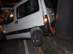 Kaza Yapan Sürücü Aracını Bırakarak Kayıplara Karıştı