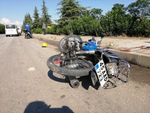 Manisa’da Motosiklet Kamyonete Çarptı: 2 Yaralı
