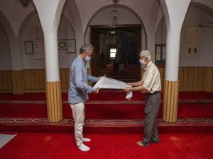 Çiğli Belediyesinden Camilere Tek Kullanımlık Seccade