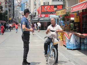 İzmir’deki Denetimlerde Polisi Gören Maskesini Düzeltti