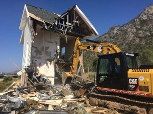 Milas’ta Kaçak Olduğu Tespit Edilen Bina Yıkıldı