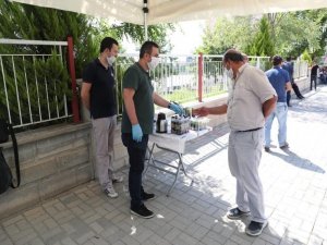 Kapıda Bekleyen Velilere Su, Çay Ve Meşrubat İkramı Yapıldı