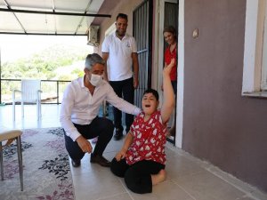 Başkan Oktay, 11 Yaşındaki Engelli Berat’ı Evinde Ziyaret Etti