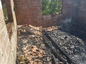 Serçin’deki Yangında Ev Kullanılmaz Hale Geldi