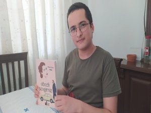 Ortaokul Öğrencisi İkinci Kitabı İçin Kolları Sıvadı