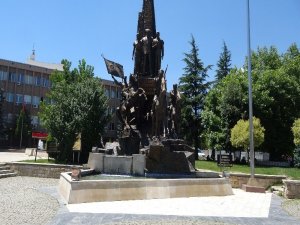 Havaların Isınmasıyla Vatandaşlar Cadde Ve Sokaklara Akın Etti