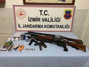 İzmir’de Hint Keneviri Ve Silah Ele Geçirildi
