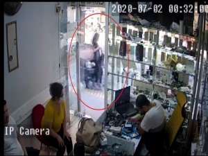 Kaldırımda Yürüyen Kadına Otomobilin Çarpma Anı Güvenlik Kamerasında