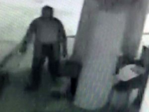 İzmir’de Tarihi Caminin Musluklarının Çalınma Anı Kamerada