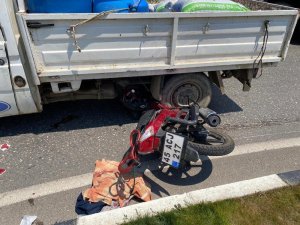 Motosiklet Kamyonetin Altına Girdi: 2 Yaralı