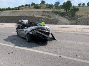 Otomobil Tıra Çarptı: 3 Yaralı