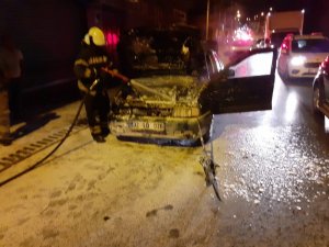 Seyir Halindeki Otomobilden Bir Anda Dumanlar Yükseldi