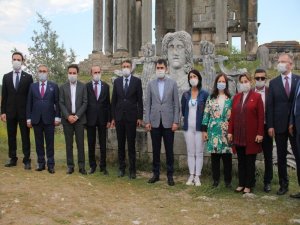 Bakan Kurum, Aizanoi Antik Kenti’nde İncelemelerde Bulundu