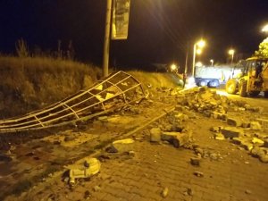 Manisa’da Şiddetli Fırtına Cami Minaresini Yıktı