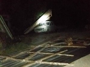 Şiddetli Fırtına Hasara Neden Oldu